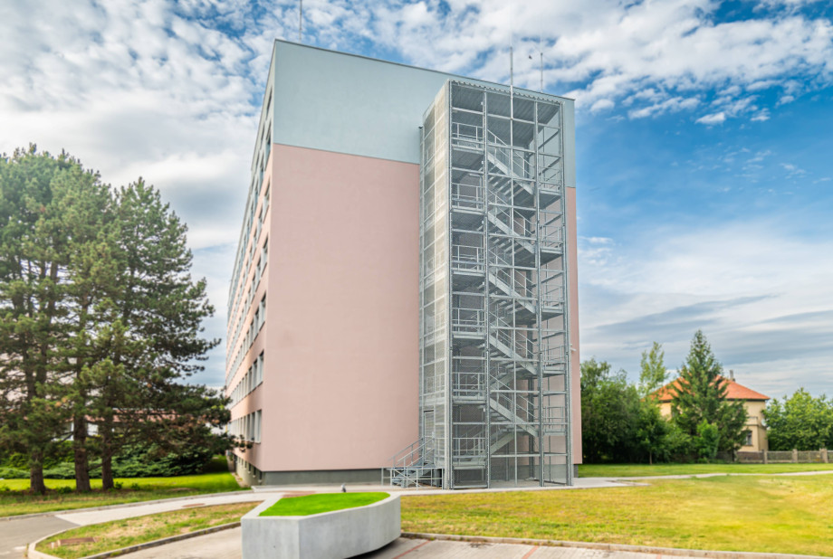 Treppe und Verkleidung des Treppenhauses des Gebäudes