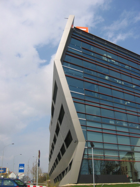 Pohled zdola na fasádu z hliníkového plechu - perfolinea.cz