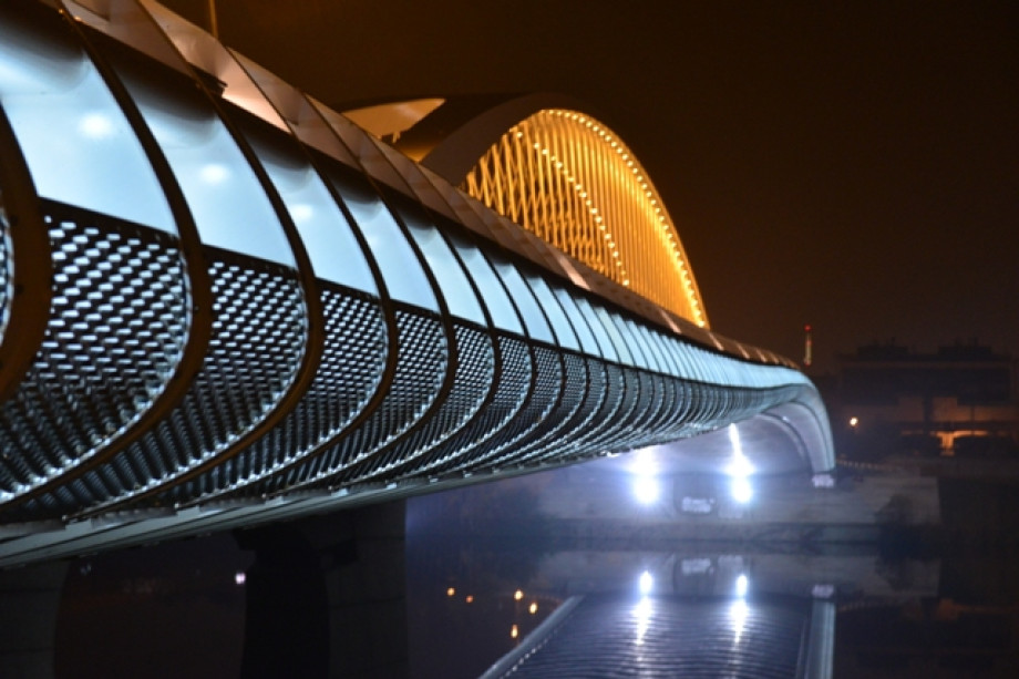 Foto zábradlí z hliníkového tahokovu - perfolinea.cz