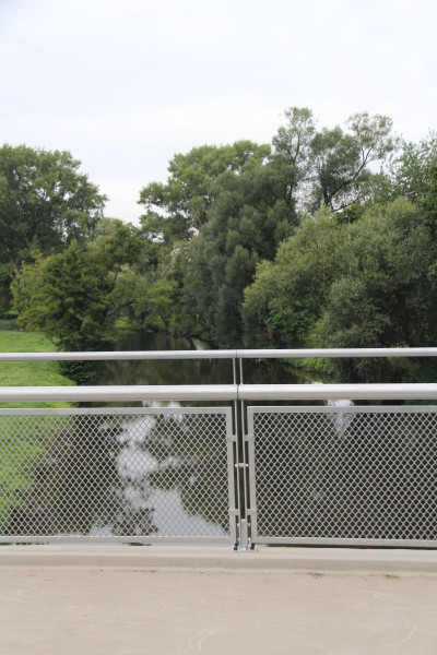 Lávka přes Svratku v Brně zábradlí z tahokovu - perfolinea.cz